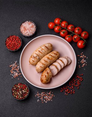 Izgara tavuk ya da sığır eti sosisi, ateşte pişirilmiş sıcak et yemeği. Izgara sosis.