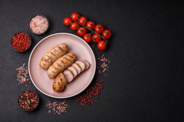 Izgara tavuk ya da sığır eti sosisi, ateşte pişirilmiş sıcak et yemeği. Izgara sosis.