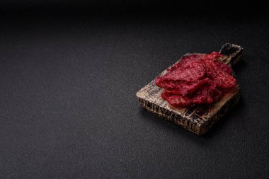 Kurutulmuş tavuk ve vişneli atıştırmalıklar. Bira ya da evcil hayvanlarınız için kurutulmuş, kurutulmuş atıştırmalıklar.