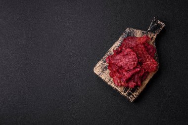 Kurutulmuş tavuk ve vişneli atıştırmalıklar. Bira ya da evcil hayvanlarınız için kurutulmuş, kurutulmuş atıştırmalıklar.