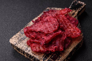 Kurutulmuş tavuk ve vişneli atıştırmalıklar. Bira ya da evcil hayvanlarınız için kurutulmuş, kurutulmuş atıştırmalıklar.