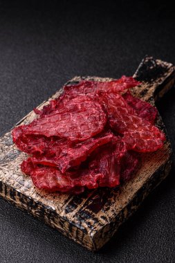 Kurutulmuş tavuk ve vişneli atıştırmalıklar. Bira ya da evcil hayvanlarınız için kurutulmuş, kurutulmuş atıştırmalıklar.