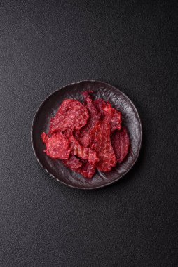 Kurutulmuş tavuk ve vişneli atıştırmalıklar. Bira ya da evcil hayvanlarınız için kurutulmuş, kurutulmuş atıştırmalıklar.