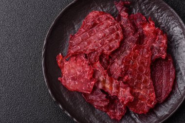 Kurutulmuş tavuk ve vişneli atıştırmalıklar. Bira ya da evcil hayvanlarınız için kurutulmuş, kurutulmuş atıştırmalıklar.