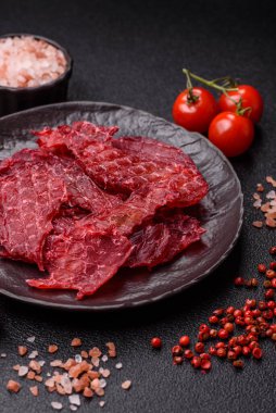 Kurutulmuş tavuk ve vişneli atıştırmalıklar. Bira ya da evcil hayvanlarınız için kurutulmuş, kurutulmuş atıştırmalıklar.