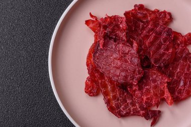 Kurutulmuş tavuk ve vişneli atıştırmalıklar. Bira ya da evcil hayvanlarınız için kurutulmuş, kurutulmuş atıştırmalıklar.