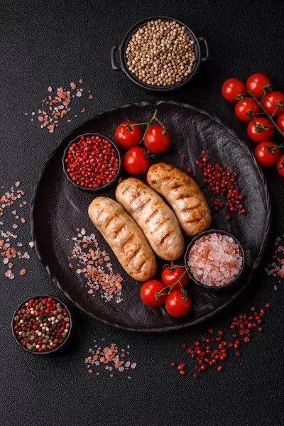 Izgara tavuk ya da sığır eti sosisi, ateşte pişirilmiş sıcak et yemeği. Izgara sosis.