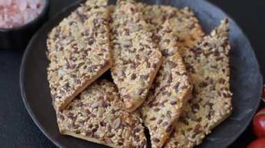 Çıtır ekmek, tohumlu ve tahıllı ince ekmek, fırında kraker. Kabak tohumu, keten ve susam tohumlu çıtır ekmek.