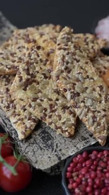 Çıtır ekmek, tohumlu ve tahıllı ince ekmek, fırında kraker. Kabak tohumu, keten ve susam tohumlu çıtır ekmek.