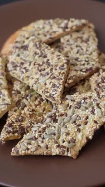 Çıtır ekmek, tohumlu ve tahıllı ince ekmek, fırında kraker. Kabak tohumu, keten ve susam tohumlu çıtır ekmek.