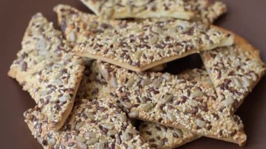 Çıtır ekmek, tohumlu ve tahıllı ince ekmek, fırında kraker. Kabak tohumu, keten ve susam tohumlu çıtır ekmek.