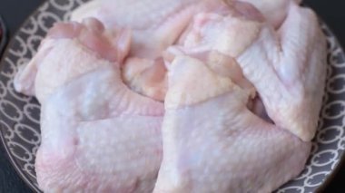 Çiğ tavuk kanatları, pişmemiş taze kümes hayvanları. Tuzlu ve baharatlı tavuk ya da hindi kanadı