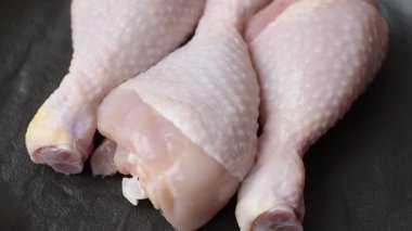 Çiğ tavuk bacağı, taze pişmemiş tavuk eti. Tuzlu ve baharatlı tavuk ya da hindi bacağı