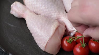 Çiğ tavuk bacağı, taze pişmemiş tavuk eti. Tuzlu ve baharatlı tavuk ya da hindi bacağı