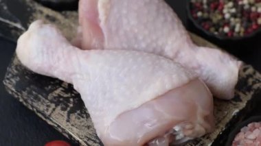 Çiğ tavuk bacağı, taze pişmemiş tavuk eti. Tuzlu ve baharatlı tavuk ya da hindi bacağı