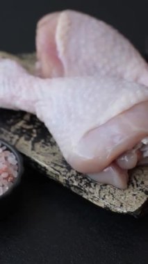 Çiğ tavuk bacağı, taze pişmemiş tavuk eti. Tuzlu ve baharatlı tavuk ya da hindi bacağı