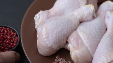 Çiğ tavuk bacağı, taze pişmemiş tavuk eti. Tuzlu ve baharatlı tavuk ya da hindi bacağı