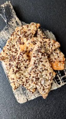 Çıtır ekmek, tohumlu ve tahıllı ince ekmek, fırında kraker. Kabak tohumu, keten ve susam tohumlu çıtır ekmek.