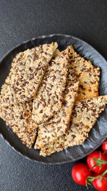 Çıtır ekmek, tohumlu ve tahıllı ince ekmek, fırında kraker. Kabak tohumu, keten ve susam tohumlu çıtır ekmek.