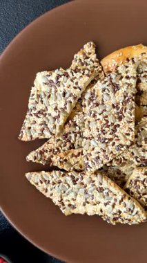 Çıtır ekmek, tohumlu ve tahıllı ince ekmek, fırında kraker. Kabak tohumu, keten ve susam tohumlu çıtır ekmek.