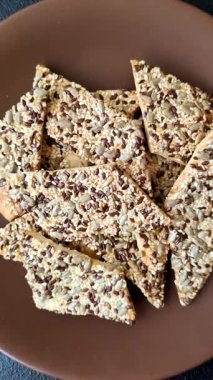 Çıtır ekmek, tohumlu ve tahıllı ince ekmek, fırında kraker. Kabak tohumu, keten ve susam tohumlu çıtır ekmek.