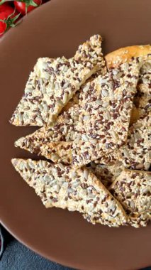 Çıtır ekmek, tohumlu ve tahıllı ince ekmek, fırında kraker. Kabak tohumu, keten ve susam tohumlu çıtır ekmek.