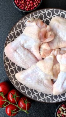 Çiğ tavuk kanatları, pişmemiş taze kümes hayvanları. Tuzlu ve baharatlı tavuk ya da hindi kanadı