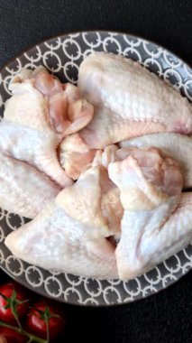 Çiğ tavuk kanatları, pişmemiş taze kümes hayvanları. Tuzlu ve baharatlı tavuk ya da hindi kanadı