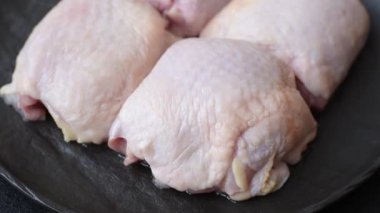 Et, çiğ tavuk budu, tuzlu ve baharatlı deri bacağı. Yemek arkaplanı olarak çiğ tavuk but eti.