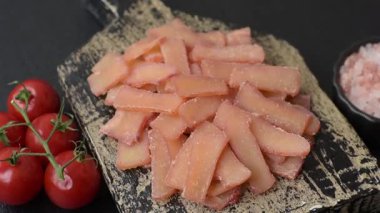 Yiyecek, kurutulmuş kalamar ya da aperatif ya da kurutulmuş et gibi doğranmış. Bira için abur cubur, tasarım için arka plan.