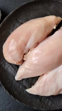 Et, çiğ tavuk fileto, kümes hayvanı göğsü, derisiz ve kemiksiz yemek. Yemek hazırlamak için çiğ tavuk filetosu.