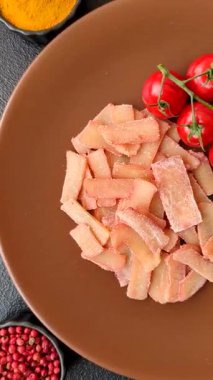 Yiyecek, kurutulmuş kalamar ya da aperatif ya da kurutulmuş et gibi doğranmış. Bira için abur cubur, tasarım için arka plan.