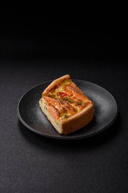 Kiş, somon turtası, brokoli, peynir. Balık ve sebzeli kiş tart, peynir, tuz ve baharat, sağlıklı yiyecekler.