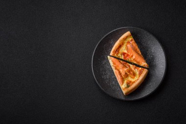 Kiş, somon turtası, brokoli, peynir. Balık ve sebzeli kiş tart, peynir, tuz ve baharat, sağlıklı yiyecekler.