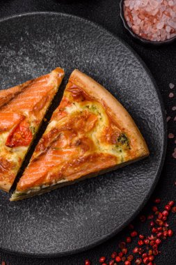 Kiş, somon turtası, brokoli, peynir. Balık ve sebzeli kiş tart, peynir, tuz ve baharat, sağlıklı yiyecekler.