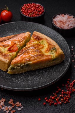 Kiş, somon turtası, brokoli, peynir. Balık ve sebzeli kiş tart, peynir, tuz ve baharat, sağlıklı yiyecekler.