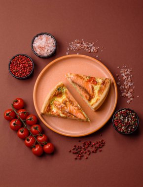 Kiş, somon turtası, brokoli, peynir. Balık ve sebzeli kiş tart, peynir, tuz ve baharat, sağlıklı yiyecekler.