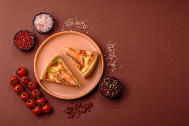 Kiş, somon turtası, brokoli, peynir. Balık ve sebzeli kiş tart, peynir, tuz ve baharat, sağlıklı yiyecekler.