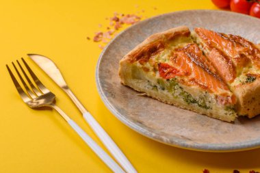 Kiş, somon turtası, brokoli, peynir. Balık ve sebzeli kiş tart, peynir, tuz ve baharat, sağlıklı yiyecekler.