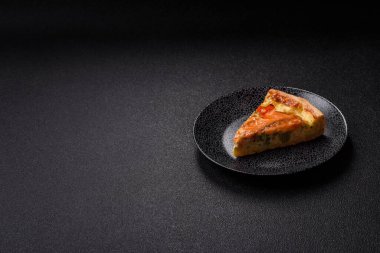 Kiş, somon turtası, brokoli, peynir. Balık ve sebzeli kiş tart, peynir, tuz ve baharat, sağlıklı yiyecekler.