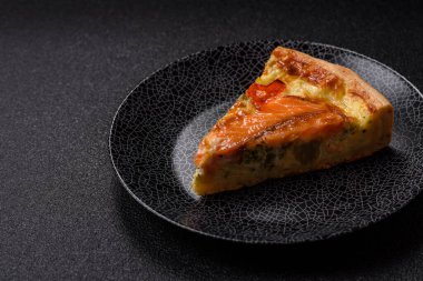 Kiş, somon turtası, brokoli, peynir. Balık ve sebzeli kiş tart, peynir, tuz ve baharat, sağlıklı yiyecekler.