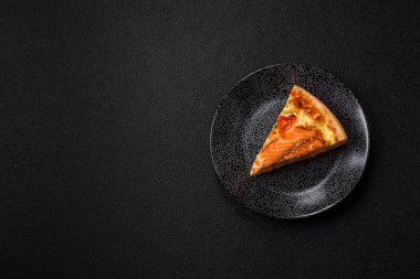 Kiş, somon turtası, brokoli, peynir. Balık ve sebzeli kiş tart, peynir, tuz ve baharat, sağlıklı yiyecekler.