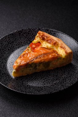 Kiş, somon turtası, brokoli, peynir. Balık ve sebzeli kiş tart, peynir, tuz ve baharat, sağlıklı yiyecekler.