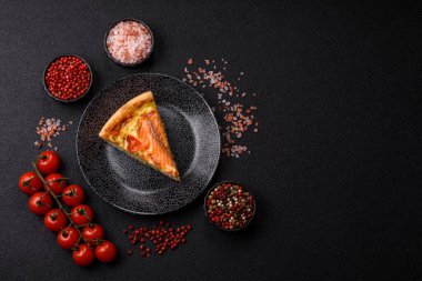 Kiş, somon turtası, brokoli, peynir. Balık ve sebzeli kiş tart, peynir, tuz ve baharat, sağlıklı yiyecekler.