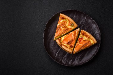 Kiş, somon turtası, brokoli, peynir. Balık ve sebzeli kiş tart, peynir, tuz ve baharat, sağlıklı yiyecekler.