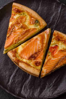 Kiş, somon turtası, brokoli, peynir. Balık ve sebzeli kiş tart, peynir, tuz ve baharat, sağlıklı yiyecekler.