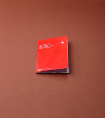 Seyahat etmek, uçmak ve iş yapmak için İsviçre pasaportu. İsviçre belgesi, sınırı geçmek için kimlik