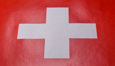 Bağımsızlığın sembolü olarak kırmızı, beyaz ve mavi renkte İsviçre bayrağı. Tasarımınız için arka plan olarak İsviçre bayrağı