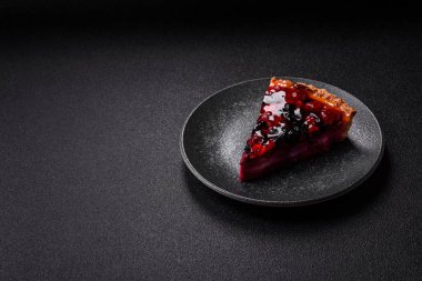 Pasta, mascarpone, ahududu ve böğürtlenli cheesecake. Kremalı, peynirli cheesecake, festival masası için böğürtlen.