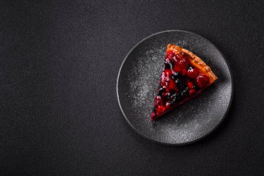 Pasta, mascarpone, ahududu ve böğürtlenli cheesecake. Kremalı, peynirli cheesecake, festival masası için böğürtlen.